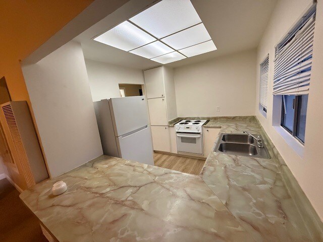 Building Photo - 17 W Poplar St