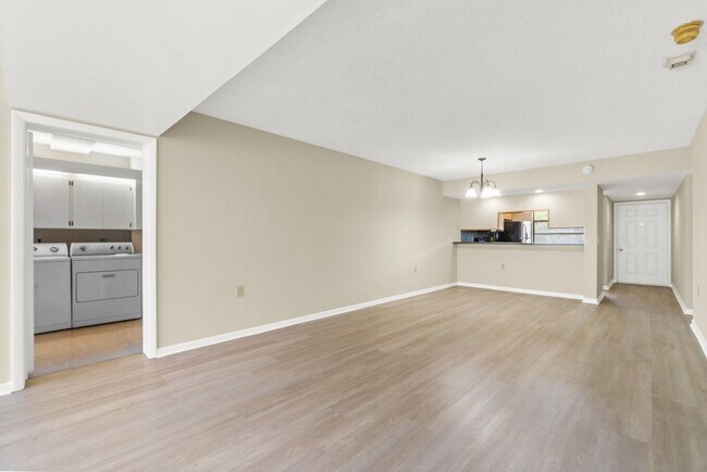 Building Photo - Spacious 2BR/2BA Condo at Whitehall - West Palm Beach