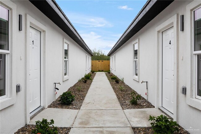 Building Photo - 16 S Links Dr