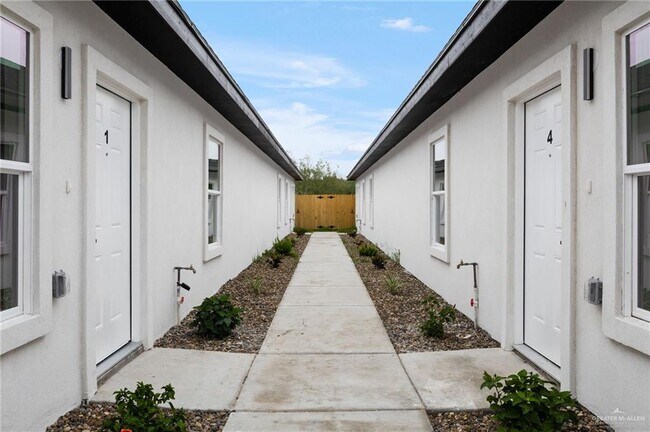 Building Photo - 3105 S Links Dr