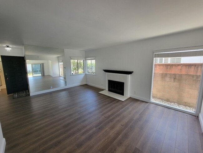 Building Photo - SPACIOUS 3BD/2BA WITH GARAGE, LAUNDRY AND ...