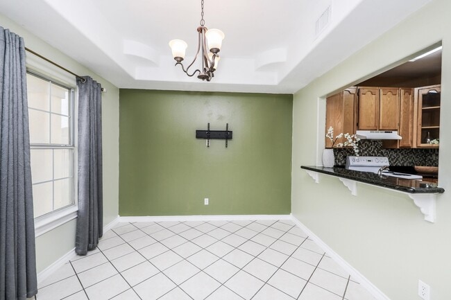 Building Photo - 1000 Ranchway Dr