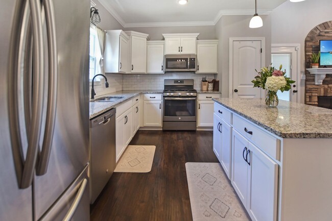 Building Photo - Pet Friendly Three Bedroom with Bonus in S...