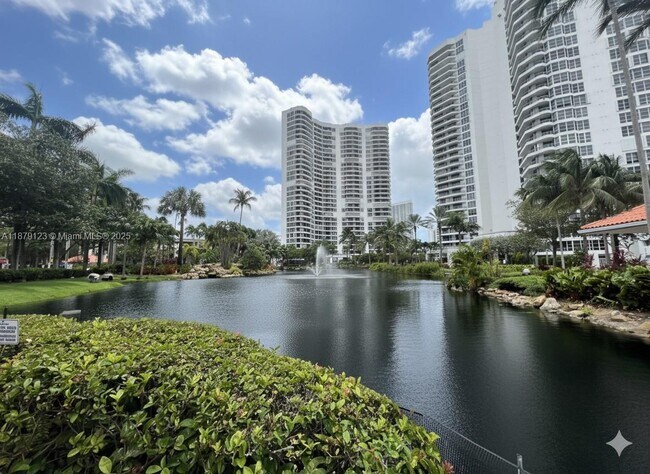 Building Photo - 3600 Mystic Pointe Dr