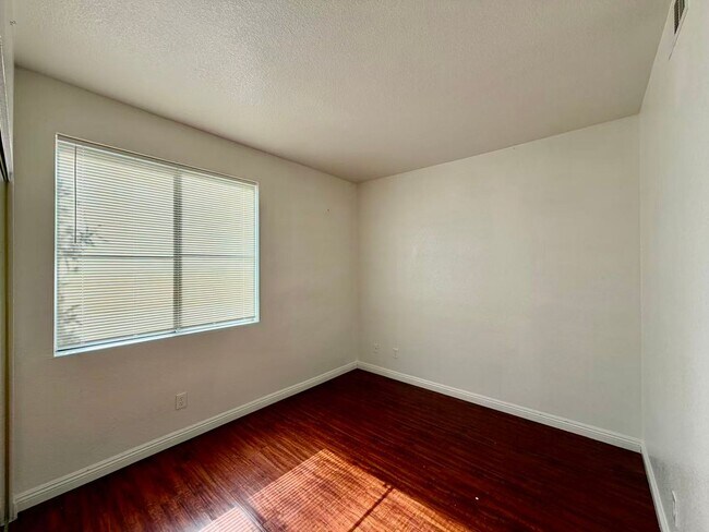 Building Photo - 5155 W Tropicana Ave