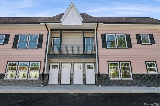 Primary Photo - 246 W Hoffman Ave