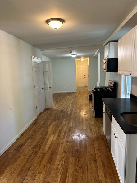 Building Photo - 515 E Broadway