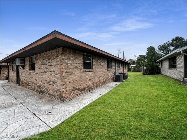 Building Photo - 27917 Washington St