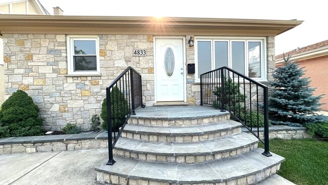 Building Photo - 4833 N Ozark Ave