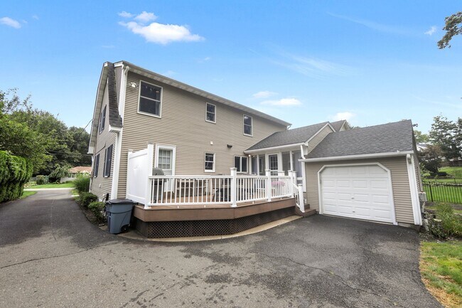 Building Photo - 983 Pines Terrace