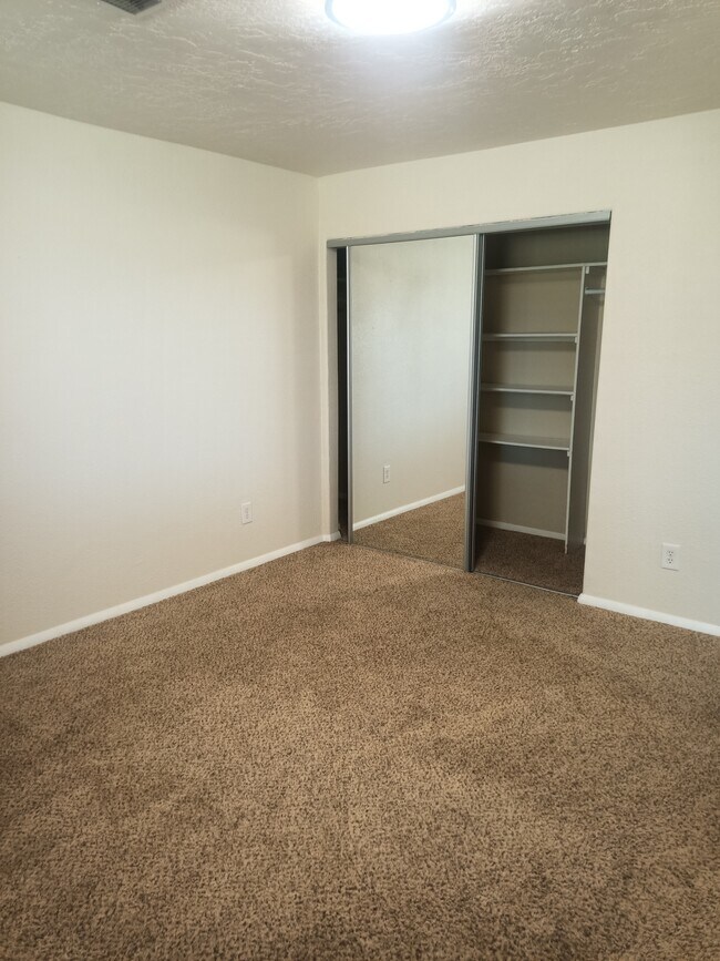 Building Photo - 9658 W Heather Rd