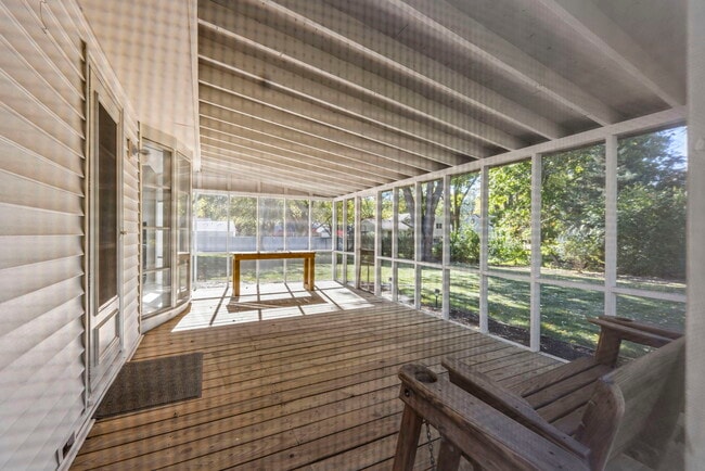 Building Photo - 345 Green Valley Dr