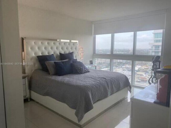 Building Photo - 1861 NW S River Dr