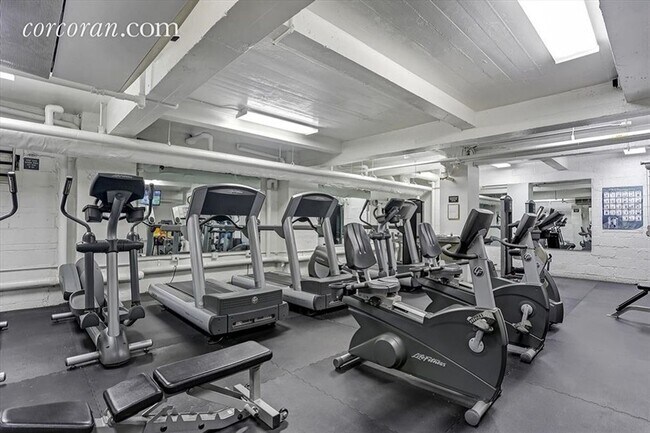 Building Photo - 425 E 63rd St