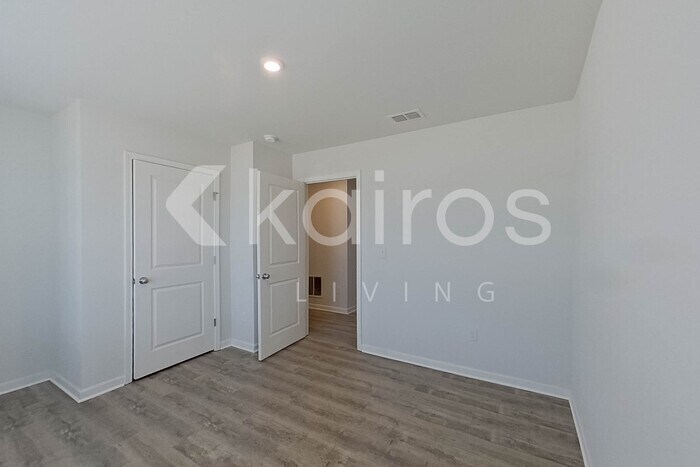 Building Photo - 288 Laurel Springs Dr