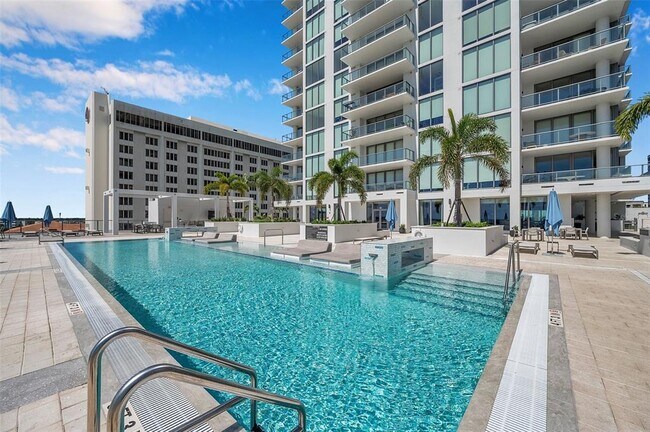 Building Photo - 301 1st St S