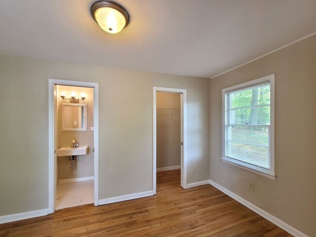 Building Photo - Cutest Bungalow in the Heart of Hapeville 3 bed/2 bath