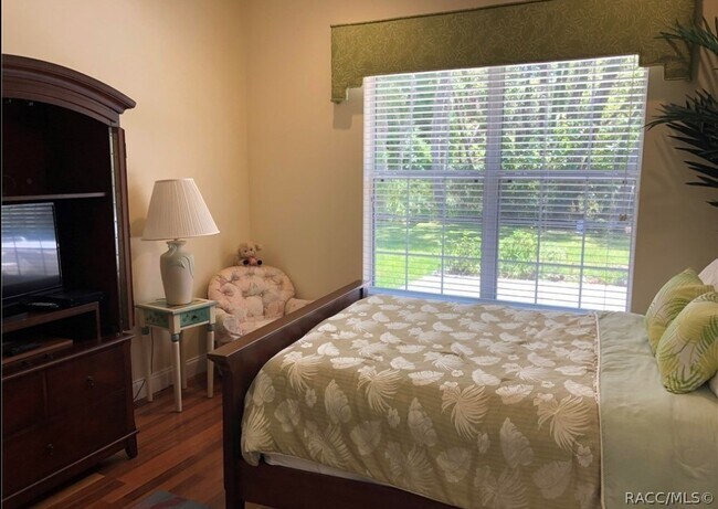 Building Photo - 334 W Pearson St