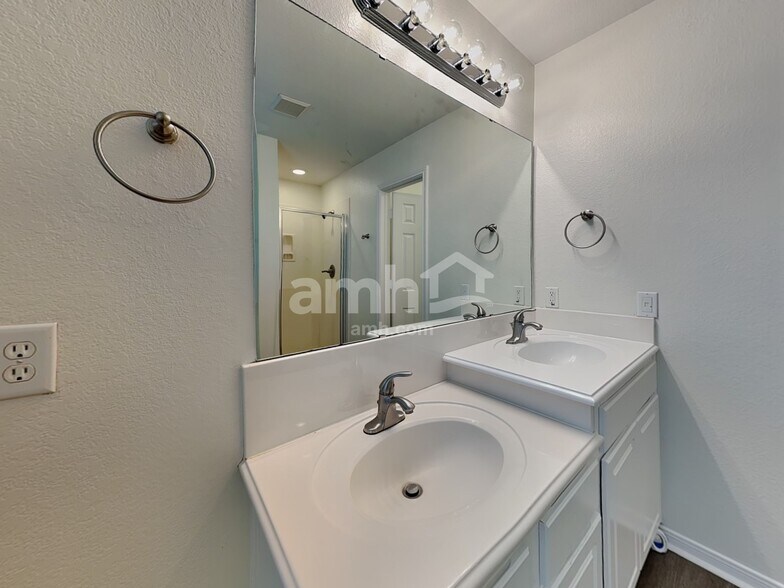 Building Photo - 29427 Legends Hill Dr