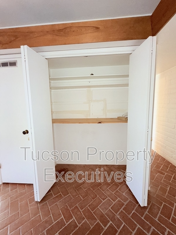 Building Photo - 629 W Las Lomitas Rd