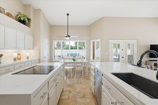 Building Photo - 1909 E Coral Tree Dr