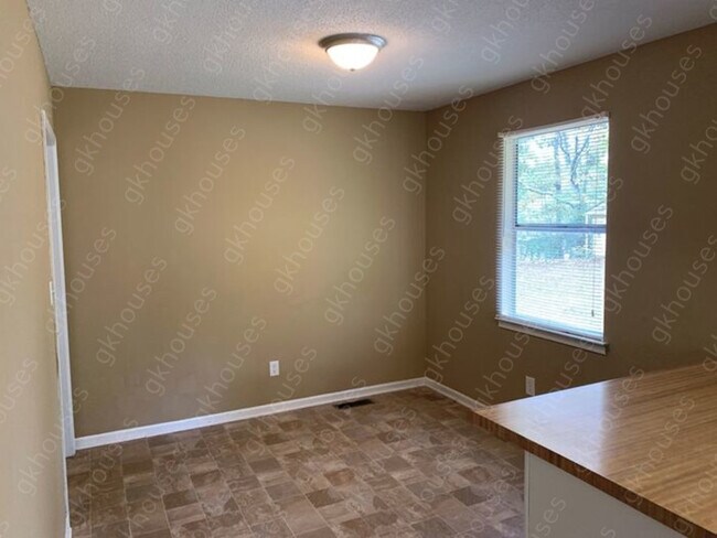 Building Photo - 3 beds 1 baths Pet Friendly (1 pet max)