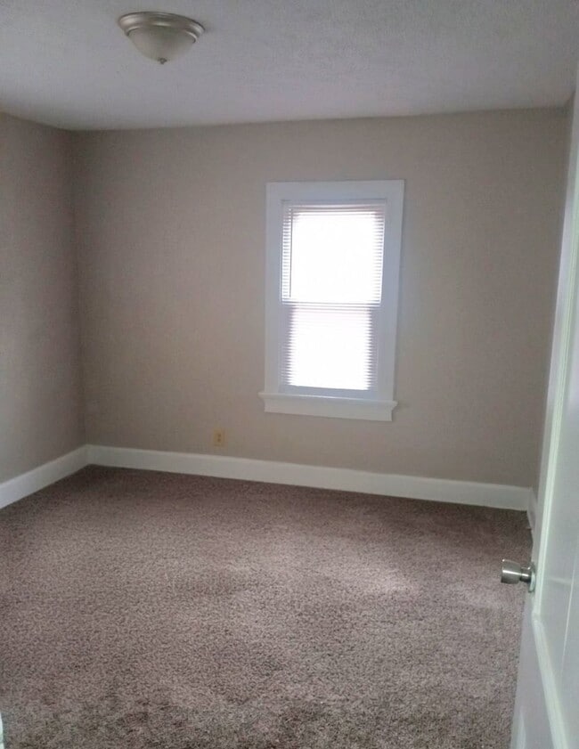 Building Photo - Cozy 3 bedroom ranch style single family house close to the Short North