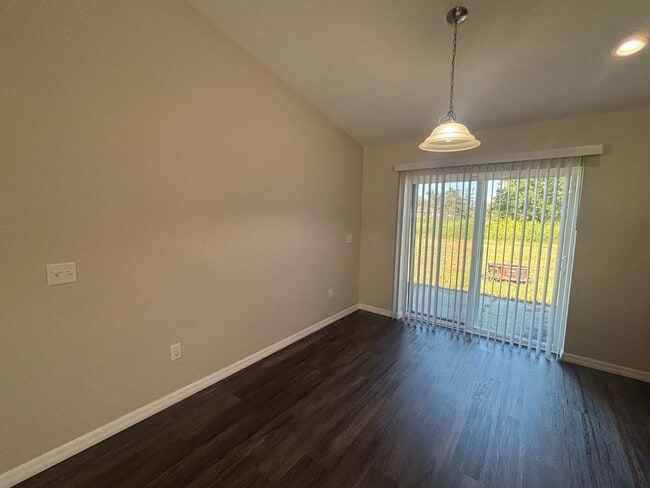 Building Photo - Modern 3 bedroom 2 Bathroom House, No Carpet!