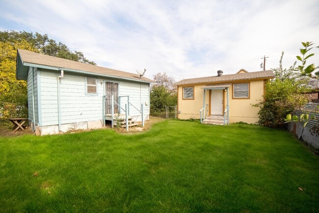 Building Photo - 611 Rochambeau St