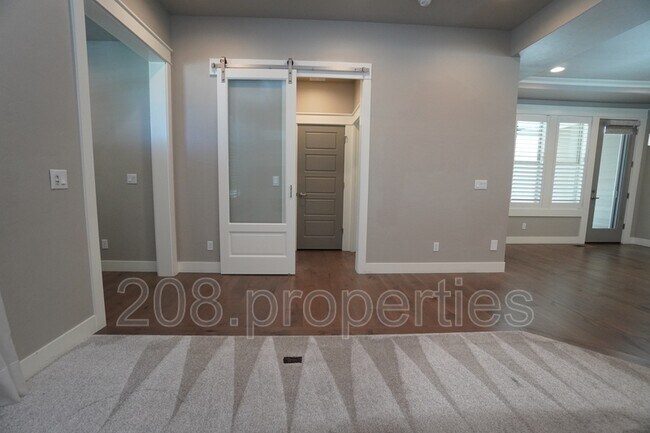 Building Photo - 407 W Pavilion Ln