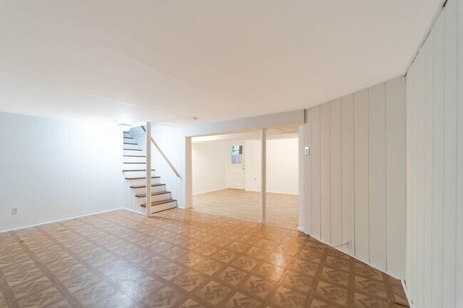 Building Photo - 50's Rambler with 5 BR & 3 BA in One of the Best Locations in Arlington