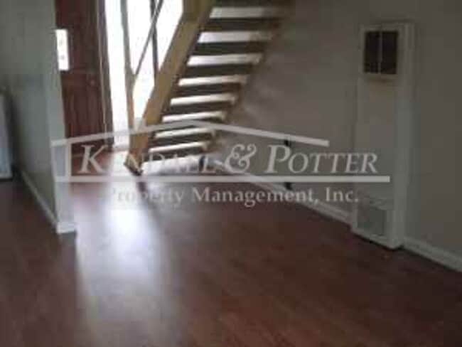 Building Photo - Cozy 2Bed/1Bath, Two Story Home Located On...
