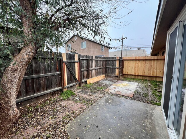 Building Photo - Riverside