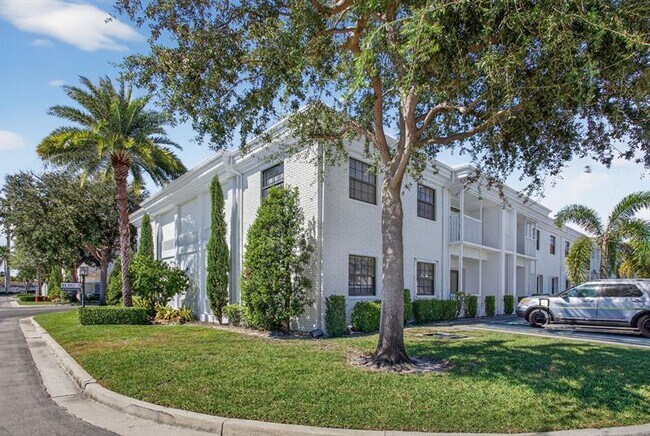 Building Photo - 130 Cypress Club Dr