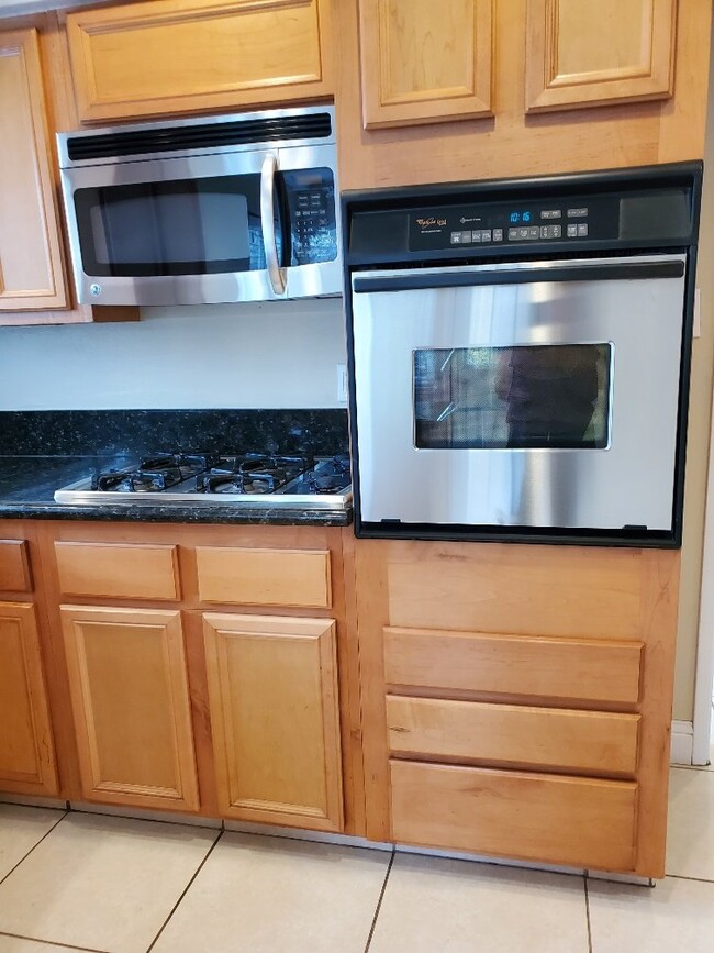 Building Photo - Beautiful 3 bd 2 bath house in Carmichael