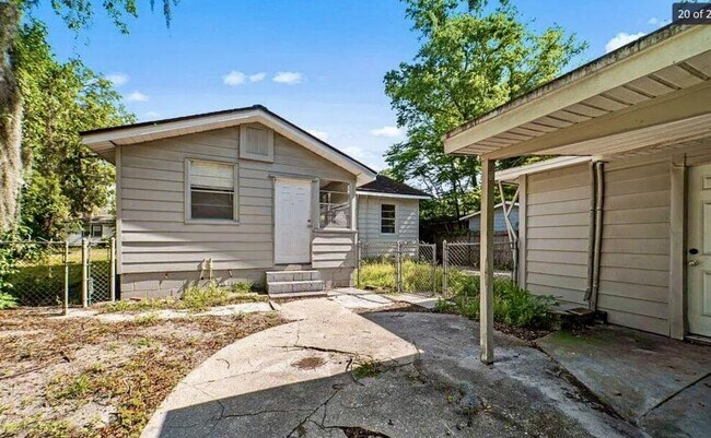 Building Photo - 3 bedroom in Jacksonville FL 32208