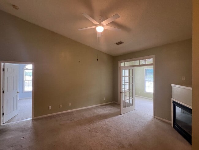 Building Photo - 1 Bedroom, 1 Bath, Unfurnished Condo with ...