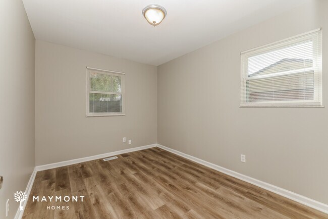 Building Photo - 4 Bedroom Brick Home