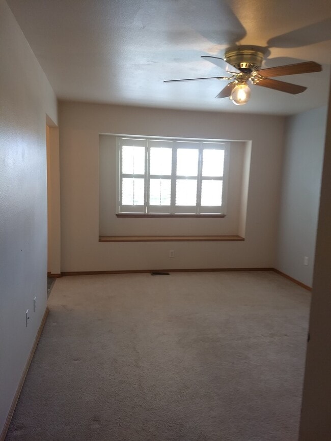 Building Photo - 4 Bed 2.5 Bath w/AC off Rangewood/Vickers ...