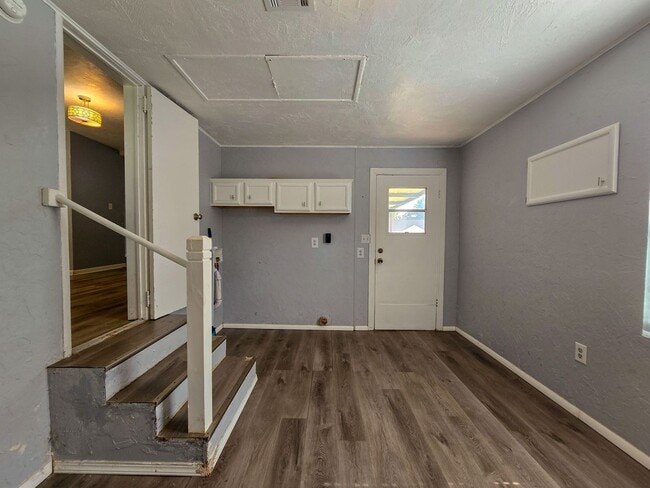 Building Photo - Cute 2 or 3 bedroom 1 bath near OBU