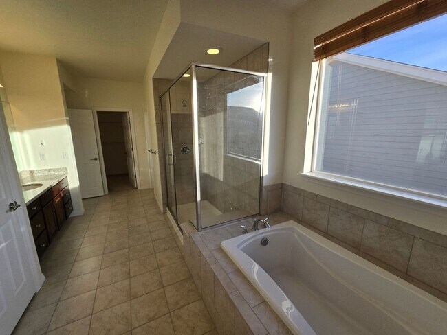 Building Photo - Spacious 4 Bedroom Single Family Home