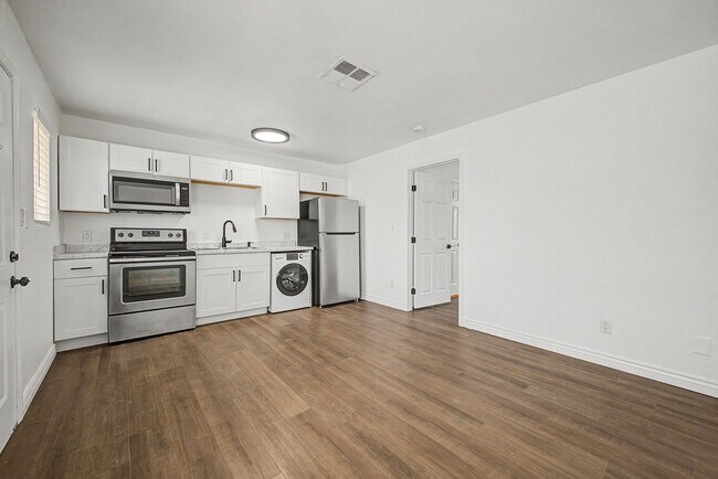 Building Photo - 1438 E Adams St