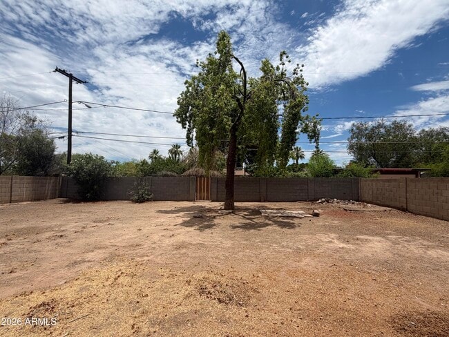 Building Photo - 2221 E Osborn Rd
