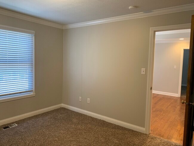 Building Photo - Awesome Carriage House in Chatham Arch!