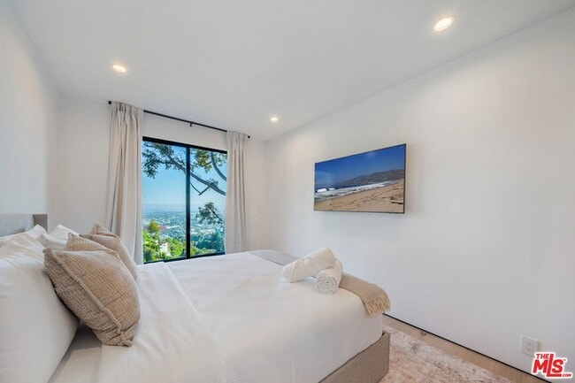 Building Photo - 8800 Hollywood Blvd