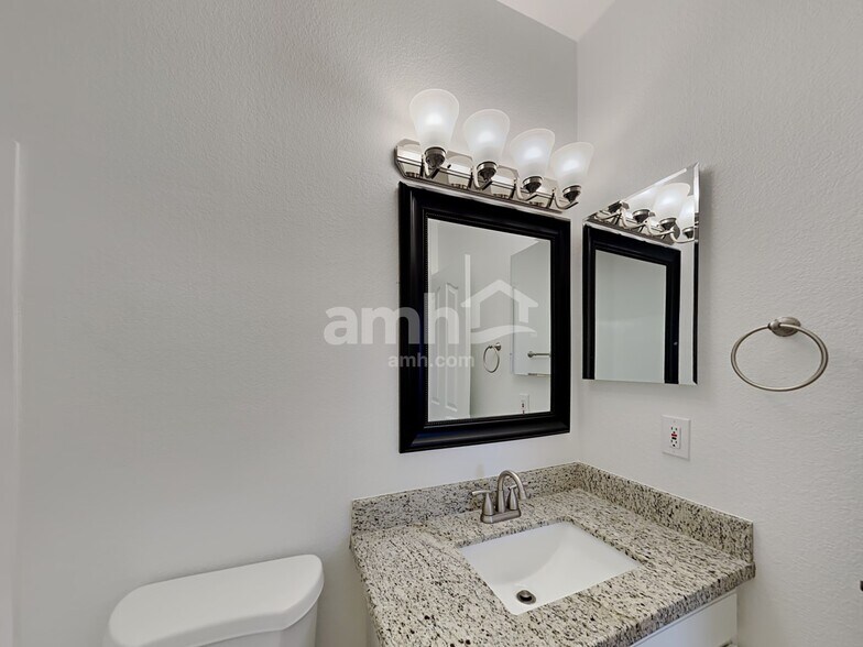 Building Photo - 2623 N 125th Dr