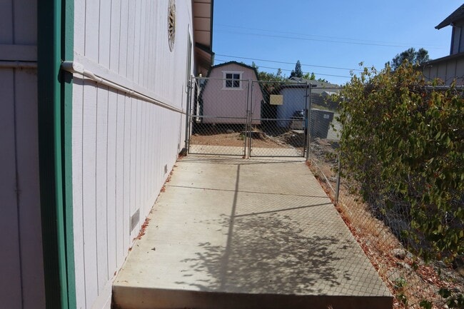 Building Photo - Oroville-Furnished-Turnkey-3 bedroom 2 bath home, hot tub, gazebo, landscaped yard, solar