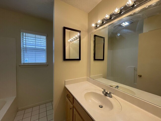 Building Photo - Beautiful 3BR Home in Summer Crossing