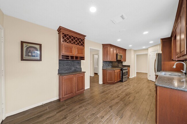 Building Photo - 2602 Cloverfield Ct