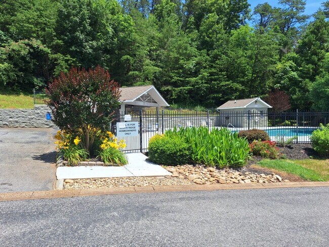 Building Photo - HOLIDAY MOVE IN SPECIAL. $500.00 OFF OF TH...